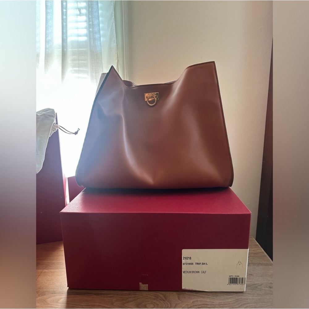 Ferragamo Trifolio Tan and Gold Shoulder Bag with Chain Strap - Picture 2 of 11